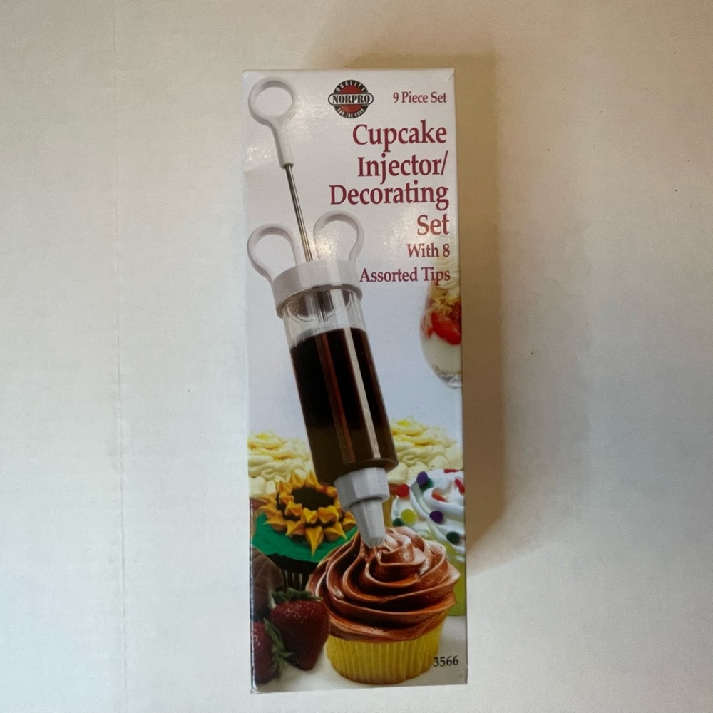 Cupcake Injector / Decorating Set with Assorted Tips New in Box